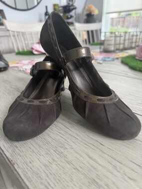 Franco Sarto Women’s Classic Mary Jane low-heeled grey Pump